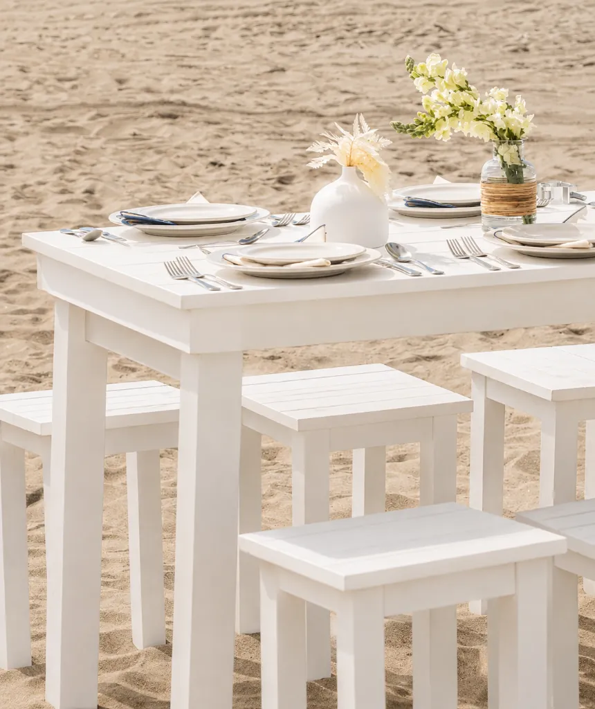 Banco contry madera blanco contexto.webp
