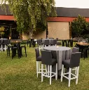 Banco acojinado gris contexto.webp